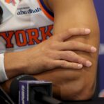 Josh Hart Knicks Dedo Machucado Temporada Sep 23, 2025; New York, NY, USA; Detail of the right hand of New York Knicks guard Josh Hart as he speaks to the media during a media day press conference at the Madison Square Garden training center. Mandatory Credit: Brad Penner-Imagn Images