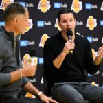 JJ Redick Rob Pelinka Lakers Extensão Sep 25, 2025; El Segundo, CA, USA; Los Angeles Lakers head coach JJ Redick, right, speaks during a press conference to preview the 2025-26 season at UCLA Health Training Center. Mandatory Credit: William Liang-Imagn Images