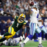 Prêmios da NFL 2025 - Micah Parsons Sep 28, 2025; Arlington, Texas, USA; Dallas Cowboys quarterback Dak Prescott (4) throws under pressure from Green Bay Packers defensive end Micah Parsons (1) in the first quarter at AT&T Stadium.