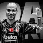 João Mário com a camisa do Besiktas em foto de apresentação