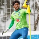 Goleiro Hugo Souza, do Corinthians, em treino da Seleção Brasileira