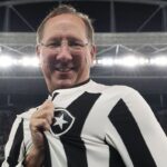 Dono do Botafogo, John Textor, com a camisa do clube
