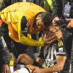 Sul-Americana: Cuello sendo consolado por Hulk em Bolívar x Atlético