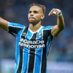 O centroavante Martin Braithwaite em campo pelo Grêmio