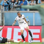 Lance da partida entre Grêmio x Botafogo, na Arena, pelo Brasileirão - Pavón, Newton e Volpi na imagem