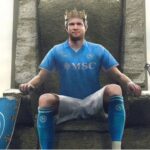 Pôster de divulgação do anúncio do meio-campista De Bruyne no Napoli