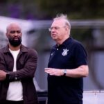 Fabinho Soldado e Omar Stabile no CT do Corinthians - executivo de futebol e presidente do clube paulista, respectivamente