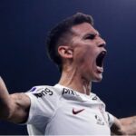 Matías Rojas em campo com a camisa do Corinthians
