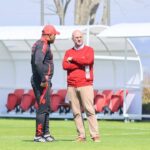 Técnico Roger Machado e vice de futebol Olavo Bisol no CT do Internacional