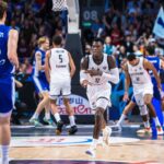 Dennis Schroder comemora arremesso na partida entre Alemanha e Finlândia, pelas semifinais do EuroBasket 2025