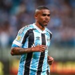 Douglas Costa em campo com a camisa do Grêmio