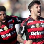 Emerson Royal e Arrascaeta comemorando gol do Flamengo contra o Juventude