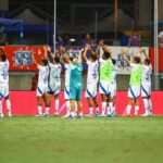 Elenco do Cruzeiro comemorando a vitória sobre o Bahia, na Fonte Nova - Gabigol fez o gol decisivo da partida