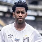 Zagueiro Gil com a camisa do Santos