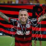 Everton Cebolinha com a camisa do Flamengo e segurando a bandeira do clube - Flamengo pensa em oferecer o jogador para tentar contratar Kaio Jorge, do Cruzeiro