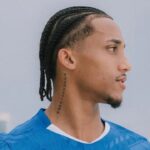 Pôster de divulgação do anúncio do atacante brasileiro João Pedro no Chelsea
