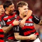 Varela e Arrascaeta comemorando o segundo gol do Flamengo contra o Estudiantes - Libertadores