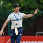 Luis Zubeldía quando era técnico do São Paulo, comandando treino no CT
