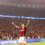 Pedro, centroavante do Flamengo, comemorando seu gol contra o Estudiantes, pela Libertadores no Maracanã