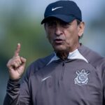Técnico argentino Ramón Díaz com o abrigo do Corinthians, seu último clube no Brasil