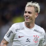 Roger Guedes em campo pelo Corinthians