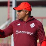 Ex-técnico do Inter, Roger Machado, em treino da equipe