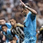 Tiquinho Soares cobrando o pênalti que empatou o jogo entre Atlético-MG e Santos, neste domingo (14)