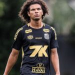Willian Arão em treinamento do Santos