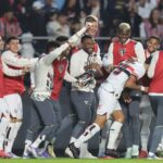 Dinneno comemorando o seu gol com os colegas de equipes - São Paulo 1 x 0 Botafogo