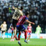 Lance do jogo entre Bahia e Vasco, desta quarta-feira, em São Januário, pelo Brasileirão - Paulo Henrique e Sanabria na imagem - 24/09/2025