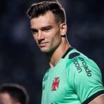 Léo Jardim com a camisa do Vasco