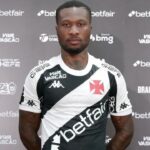 Atacante angolano Loide Augusto com a camisa do Vasco em sua apresentação