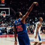 Mikal Bridges arremessa de longa-distância no jogo entre New York Knicks e Philadelphia 76ers, pela pré-temporada da NBA.