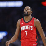 Kevin Durant escapou de uma falta técnica após pedir um tempo que Houston não tinha.