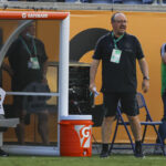 Técnico Rafa Benítez na beira do campo