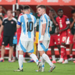 Lionel Messi e Julián Álvarez em jogo da Seleção Argentina