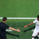 Vinicius Júnior e Xabi Alonso em jogo do Real Madrid