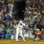 Onde assistir Los Angeles Dodgers designated hitter Shohei Ohtani (17) hits his second home run of the night in the sixth nning of the MLB National League Wild Card Game 1 between the Los Angeles Dodgers and the Cincinnati Reds at Dodger Stadium in Los Angeles on Tuesday, Sept. 30, 2025. The Dodgers won game 1 of the series, 10-5.