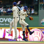 Onde assistir Oct 4, 2025; Milwaukee, Wisconsin, USA; Milwaukee Brewers second baseman Brice Turang (2) and shortstop Joey Ortiz (3) celebrate after their win against the Chicago Cubs in game one of the NLDS round for the 2025 MLB playoffs at American Family Field. Mandatory Credit: Benny Sieu-Imagn Images