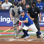 Onde assistir Oct 4, 2025; Toronto, Ontario, CAN; Toronto Blue Jays catcher Alejandro Kirk (30) hits a home run in the eighth inning against the New York Yankees during game one of the ALDS round for the 2025 MLB playoffs at Rogers Centre. Mandatory Credit: Dan Hamilton-Imagn Images