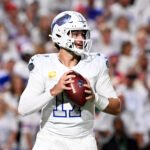 Playoffs da NFL Oct 5, 2025; Orchard Park, New York, USA; Buffalo Bills quarterback Josh Allen (17) drops back to pass against the New England Patriots during the first half at Highmark Stadium. Mandatory Credit: Mark Konezny-Imagn Images