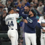 Onde assistir Oct 5, 2025; Seattle, Washington, USA; Seattle Mariners center fielder Julio Rodriguez (44) and pitcher Luis Castillo (58) celebrate after defeating the Detroit Tigers in game two of the ALDS round for the 2025 MLB playoffs at T-Mobile Park. Mandatory Credit: Stephen Brashear-Imagn Images