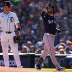 Onde assistir Mariners third baseman Eugenio Suarez bats a single against Tigers during the fourth inning of Game 4 of ALDS at Comerica Park in Detroit on Wednesday, Oct. 8, 2025.