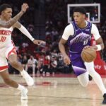 8 de outubro de 2025; Houston, Texas, EUA; /O ala do Utah Jazz, Ace Bailey (19), dribla a bola enquanto o ala do Houston Rockets, Jabari Smith Jr. (10), defende durante o segundo quarto no Toyota Center. Crédito obrigatório: Troy Taormina-Imagn Images