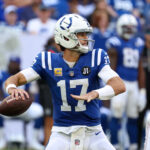 Playoffs da NFL Oct 12, 2025; Indianapolis, Indiana, USA; Indianapolis Colts quarterback Daniel Jones (17) passes the ball against the Arizona Cardinals during the second quarter of the game at Lucas Oil Stadium. Mandatory Credit: Trevor Ruszkowski-Imagn Images