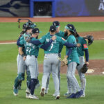 Onde assistir Oct 13, 2025; Toronto, Ontario, CAN; The Seattle Mariners celebrate defeating the Toronto Blue Jays in game two of the ALCS round for the 2025 MLB playoffs at Rogers Centre. Mandatory Credit: John E. Sokolowski-Imagn Images