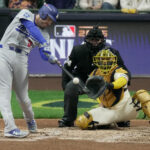 Onde assistir Oct 13, 2025; Milwaukee, Wisconsin, USA; Los Angeles Dodgers first baseman Freddie Freeman (5) hits a solo home run against the Milwaukee Brewers during the sixth inning during game one of the NLCS round for the 2025 MLB playoffs at American Family Field. Mandatory Credit: Mark Hoffman-USA TODAY Network via Imagn Images