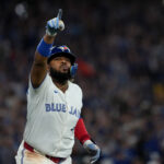 Onde assistir Oct 19, 2025; Toronto, Ontario, CAN; Toronto Blue Jays first baseman Vladimir Guerrero Jr. (27) celebrates after hitting a home run in the fifth inning against the Seattle Mariners during game six of the ALCS round for the 2025 MLB playoffs at Rogers Centre. Mandatory Credit: Nick Turchiaro-Imagn Images