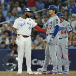 Onde assistir World Series Oct 25, 2025; Toronto, Ontario, CAN; Toronto Blue Jays first baseman Vladimir Guerrero Jr. (27) talks with Los Angeles Dodgers two-way player Shohei Ohtani (17) at first base in the eighth inning during game two of the 2025 MLB World Series at Rogers Centre. Mandatory Credit: John E. Sokolowski-Imagn Images