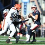 Drake Maye em ação pelos Patriots contra os Browns.